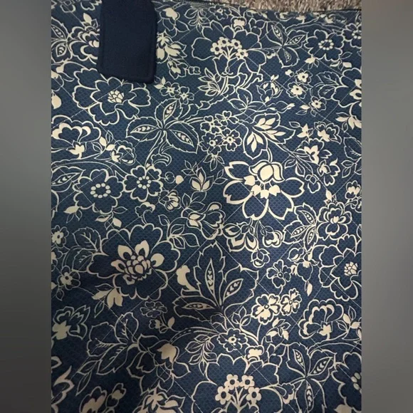 5/$25 Large quilted blue and white floral printed, zippered tote - Picture 6 of 10